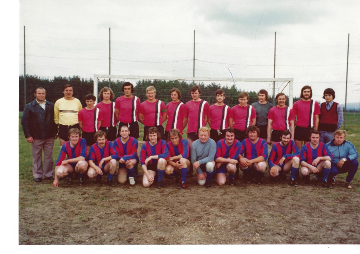 1975 – 1. und 2. Mannschaft; Obere Reihe von links: Trainer Hans Schnürlein, Günther Rößler, Willi Böbel, Hanni Weichhahn, Karlheinz Haberkern, Hans Raithel, Horst Grießmeier, Peter Straka, Klaus Schwarz, Heiner Schorr, Werner Rascher, Karl Wittmann, Manfred „Manni“ Deuner, Ludwig „Luggi“ Förthner; Untere Reihe von links: Fritz Katheder, Wolfgang Brechtelsbauer, Reinhold Nowak, Horst Meier, Heinz Zetterer, Fritz Meier, Heinz Etzel, Hans Distler, Froschmeier, Werner Döll, Georg Schaller