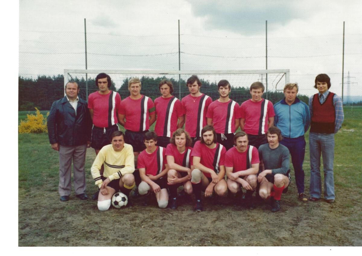 1975 - 1.Mannschaft; Obere Reihe von links: Trainer Hans Schnürlein, Karlheinz Haberkern, Hans Raithel, Horst Grießmeier, Peter Straka, Klaus Schwarz, Heiner Schorr, Georg Schaller, Ludwig „Luggi“ Förthner; Untere Reihe von links: Günther Rößler, Willi Böbel, Hanni Weichhahn, Manfred „Manni“ Deuner, Karl Wittmann, Werner Rascher