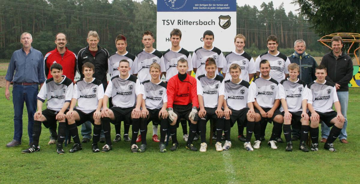 2009/A-Jugend: Obere Reihe von links: Hans Engelhardt, Stefan Etzel, Heinz Brechtelsbauer, Ron Prieß, Daniel Merten, Christian Böhm, Alexander Tischler, Bernd Krug, Uwe Schueller, Georg Braun, Ralf Allgaier; Untere Reihe von links: Christopher Braun, Dominik Schimpf, Michael Braun, Philipp Brechtelsbauer, Tim Lehmeier, Timo Prieß, Rafael Skutta, Florian Etzel, Maximilian Allgaier, Tim Gaberle; Nicht auf dem Bild: Dominik Wengler, Johannes Schwarz, Moritz Brechtelsbauer, Steve Ruhland, Christoph Kleeberger